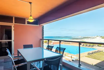 Image de Large Oceanfront & Beachfront Modern Apartment With All Comforts
