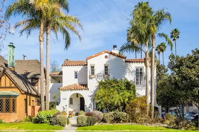 Image de Casa Antica / Art & Antique-Filled Spanish Stunner in Long Beach