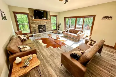 Image de Home on 6 Acres, Privacy Amazing-Hot Tub-Game Rm-Fire Pit-Sleeps 16