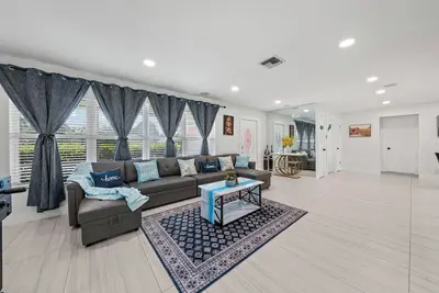 Image de Family Home, 4 Miles to Beach, Near Airport, walk to Rapids Water Park