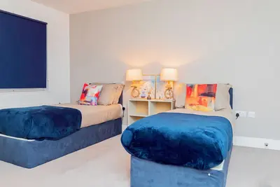 Image de Modern 2br Apt w/Balcony & Free Parking