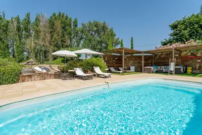 Image de Gîte Insolite 'Tonneau Prestige' avec piscine privée, Wi-Fi et climatisation