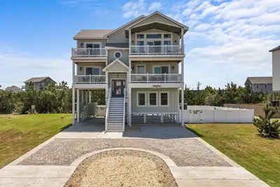 Image de Island Oasis, a 6-bedroom, home in the beautiful area of Salvo, Nc, perfect for 12 guests.