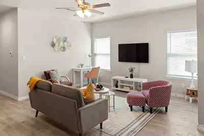 Image de 3-bedroom home in marvelous Jarrell where country meets style