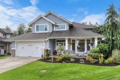Image de Renovated two-bedroom basement suite. Close to the mountains, city, and ocean.