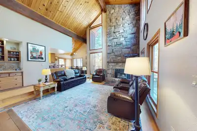 Image de Large Deck | Fireplace | Forest Views | Kings Landing
