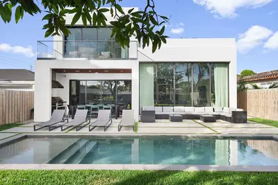 Image de Spacious 7-bedroom house in Design District