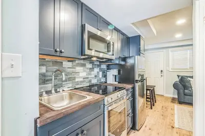 Image de Wildwood 1 Bdr Condo, Pool, Ac, Wi-Fi, Parking, Sleeps 4. Walk to Everything!