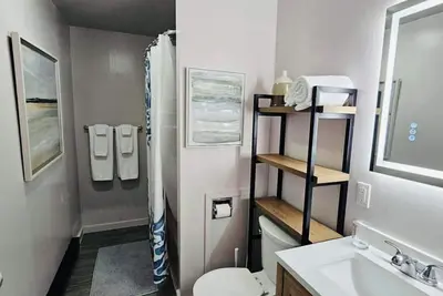 Image de Modern 1-Bedroom Apartment with walkout deck
