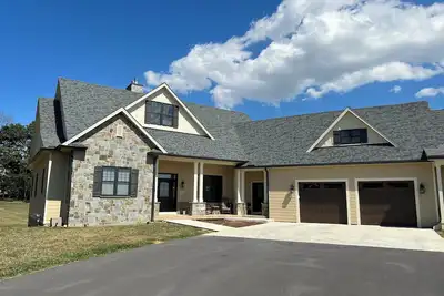 Image de Ventura Manor grand 3 Br 3. 5 Ba house with fitness room, Wifi & pretty views.