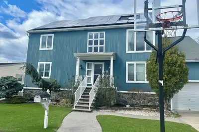 Image de Gorgeous waterfront 5-bedroom lagoon getaway, 7 minutes from Seaside beaches!