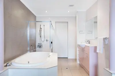 Image de Coastal Charm – Modern Coastal Apartment with Ocean Views
