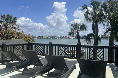 Water Front Home, with a short stroll to beach in Clearwater.