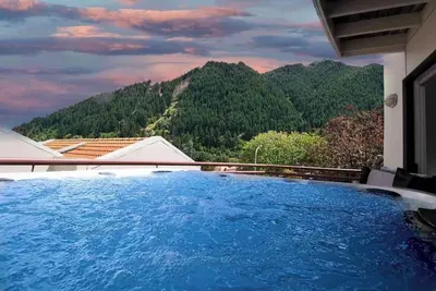 Image de Central Qt - Lake Views - Hot Tub - King Bed