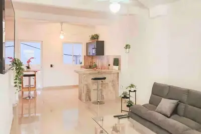 Image de Charming 1-bedroom Apartment in with Small Gated Garage-5 min drive to the Beach