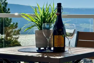 Image de Panoramic Okanagan Lake View Cottage, La Casa Resort