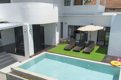 9 Br Huge Pool Villa near Central Festival. 15 Min to Old city and Nimman