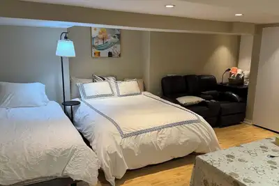Image de Spacious studio with private bathroom in the heart of Toronto