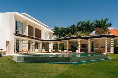 Image de Modern 6 bedroom golf front villa in luxury beach resort