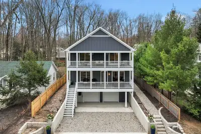Image de Beautiful all-new 5br/5. 5ba home with private beach and hot tub in Union Pier!