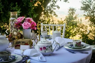 Image de Stunning Rose & Avocado Farm in \nSouthern California Breakfast & Afternoon Tea
