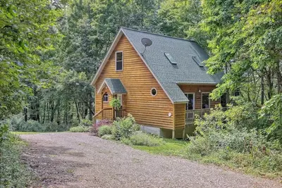 Image de Cheerful Two Bdrm Cabin | Hot Tub | Pet Friendly