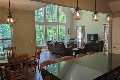 Image de Modern 2 Bd cabin with hot tub & Games & Central Loc