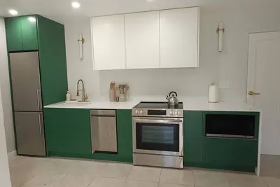 Image de Centrally located 2-bed unit w/ washer/dryer, Wi-Fi, pool, and nearby dining.