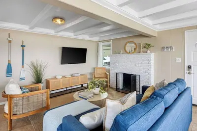 Image de Waterfront Views, Shared Dock, & Short Walk to Beach, Shops & Surf | Edgewater B