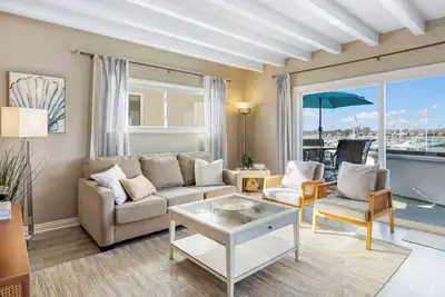 Image de Bayfront Condo w/ Dock Access + Patio | Walk to Beach, Surf & Newport Dining