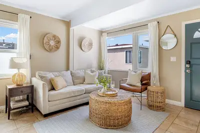 Image de Coastal 2br w/ Balcony + Shared Dock Near Newport | Edgewater D by AvantStay