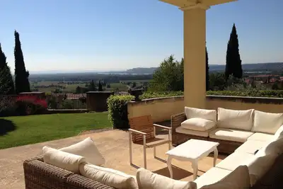 Image de Villa d’architecte avec vue panoramique et piscine à Chateauneuf du pape