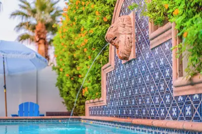 Image de Timeless Elegance: Historic Estate for 6 w\/ Pool, Hot Tub + Putting Green