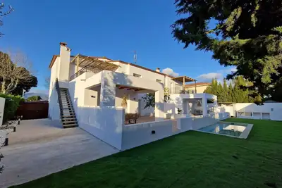Image de Villa Gorgot with swimming pool and private parking. Close to the beach.