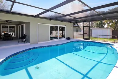 Image de Spacious pool home game room putting green close to beach - Sunstoppable