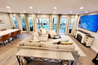 Image de Cozy Waterfront 3-bedroom villa with fitness\/theater\/game room, WiFi in Dundalk