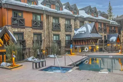 Image de Luxury 4 Bedroom in Vail Village at Mountain View Residences - walk to slopes