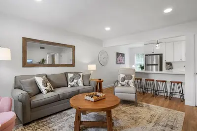 Image de Walk to Downtown & Beach. Pool. Golf Cart Friendly