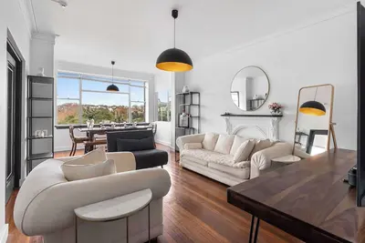 Image de Stunning Waterfront Haven with Majestic Views