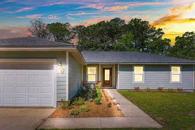 Image de Hot Tub • Fire Pit • Nespresso • Vinyl • Peaceful & Cozy Niceville Retreat