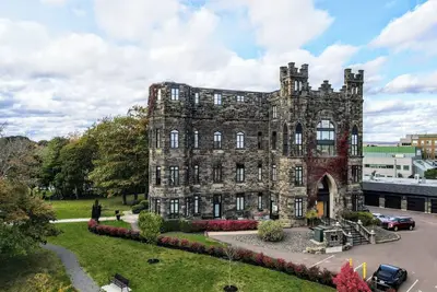 Image de Castle Manor Unit 103 - More units available