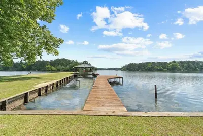 Image de Perfect Landing, Sleeps 10, Outdoor Lake Heaven!