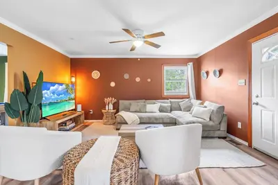 Image de Bohemian Downtown Retreat 5 Bedrooms with Bbq & Pool Table Near Duke