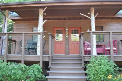 Image de Charming 2-bed\/2 bath cottage with Ac, a fishing dock, and a boat dock.