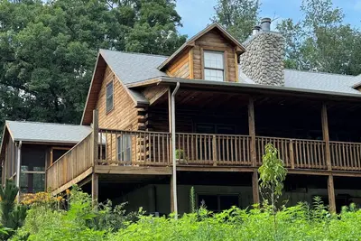 Image de Beautiful Log House 4 Bed, 2 Baths, 15 acre land, close to Madison, sleeps 13