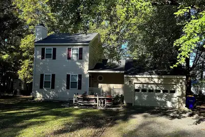 Image de Charming 3-bedroom house with Screened deck, Community Bay/Pool Access and more!