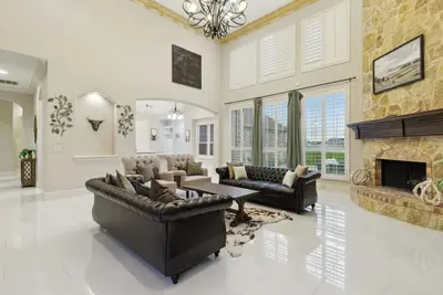 Image de Home W\/ Theater + Poker Room + Hot Tub & More
