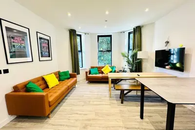 Image de Premium 3-Bed Apt - Heart of Town - Walk to Beach