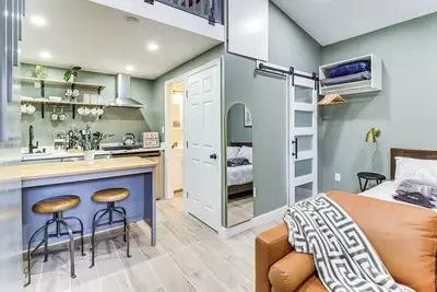 Image de 5 Mi to National Harbor: Stylish Apt w/ Patio!