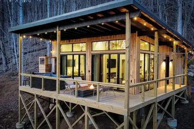 Image de Modern Scandinavian style cabin on mountain with 58 acres!